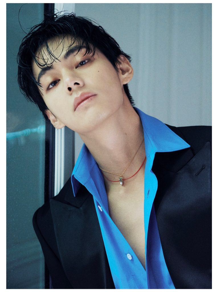 BTS-ийн V Vogue Japan-д CELINE загвар өмсөн нүцгэн цээжтэй гарч, 90-ээд оны уур амьсгалаар шуугиулав 8 BTS-ийн V Vogue Japan-д CELINE загвар өмсөн нүцгэн цээжтэй гарч, 90-ээд оны уур амьсгалаар шуугиулав