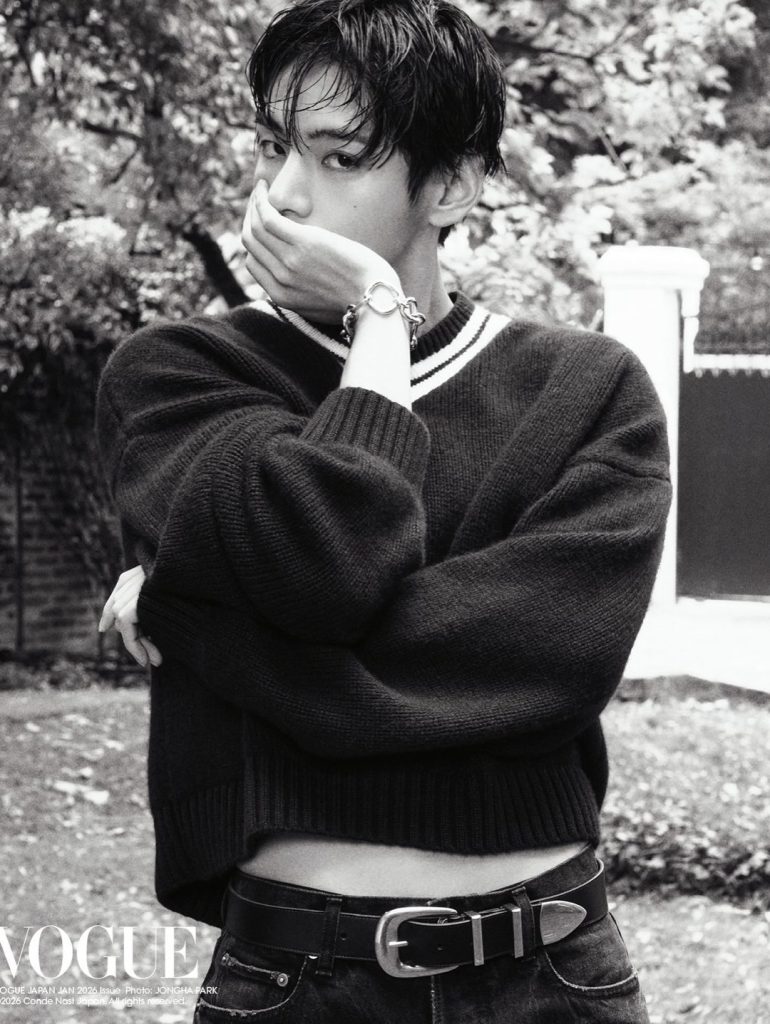 BTS-ийн V Vogue Japan-д CELINE загвар өмсөн нүцгэн цээжтэй гарч, 90-ээд оны уур амьсгалаар шуугиулав 9 BTS-ийн V Vogue Japan-д CELINE загвар өмсөн нүцгэн цээжтэй гарч, 90-ээд оны уур амьсгалаар шуугиулав