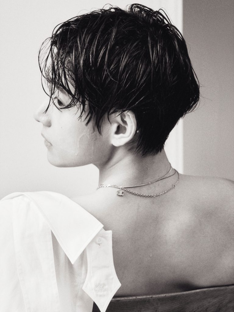 BTS-ийн V Vogue Japan-д CELINE загвар өмсөн нүцгэн цээжтэй гарч, 90-ээд оны уур амьсгалаар шуугиулав 11 BTS-ийн V Vogue Japan-д CELINE загвар өмсөн нүцгэн цээжтэй гарч, 90-ээд оны уур амьсгалаар шуугиулав