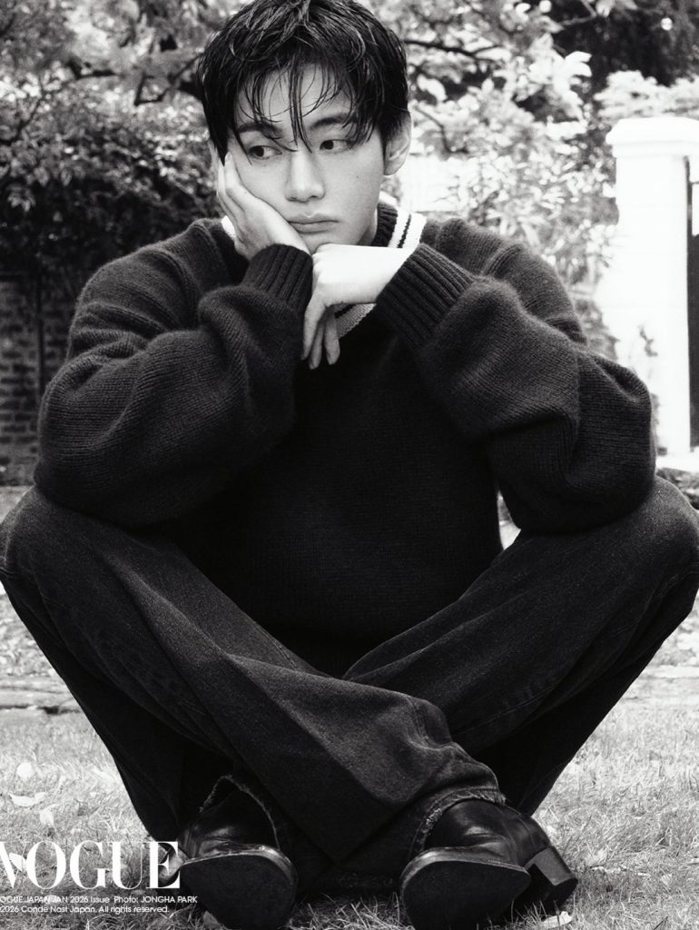 BTS-ийн V Vogue Japan-д CELINE загвар өмсөн нүцгэн цээжтэй гарч, 90-ээд оны уур амьсгалаар шуугиулав 4 BTS-ийн V Vogue Japan-д CELINE загвар өмсөн нүцгэн цээжтэй гарч, 90-ээд оны уур амьсгалаар шуугиулав