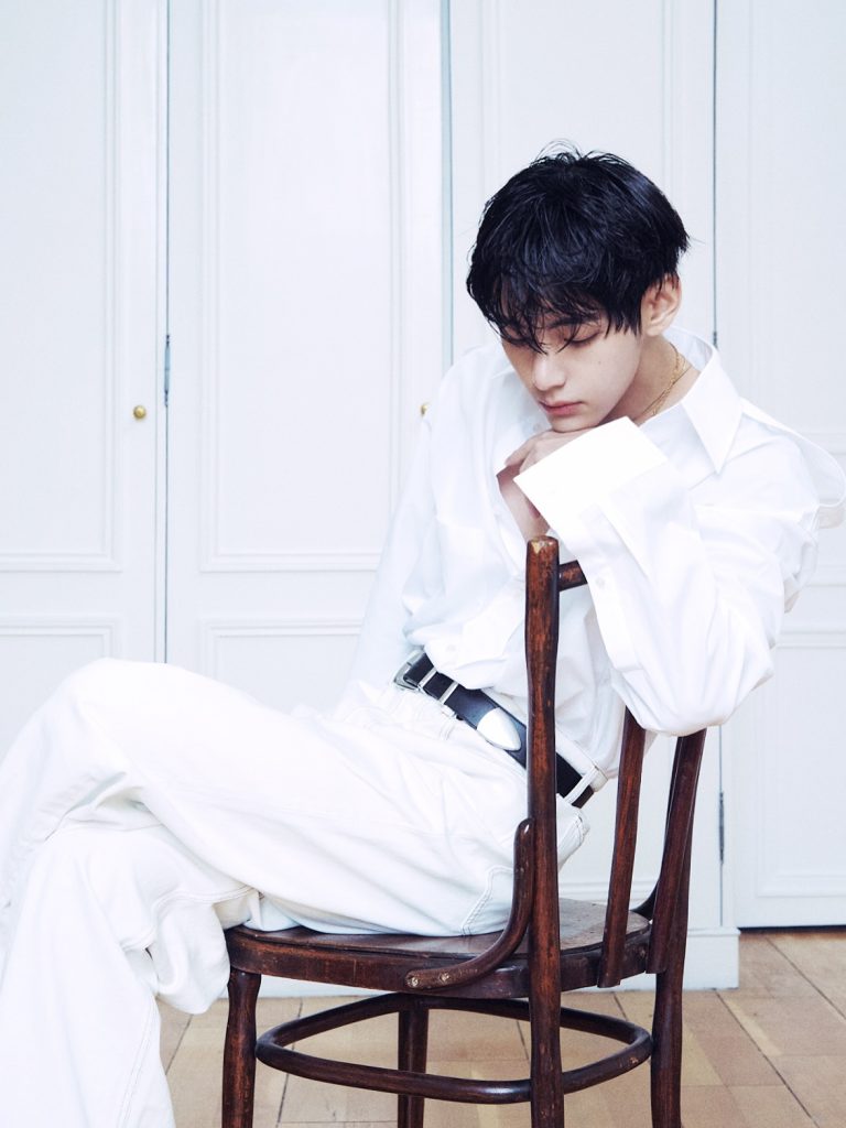 BTS-ийн V Vogue Japan-д CELINE загвар өмсөн нүцгэн цээжтэй гарч, 90-ээд оны уур амьсгалаар шуугиулав 5 BTS-ийн V Vogue Japan-д CELINE загвар өмсөн нүцгэн цээжтэй гарч, 90-ээд оны уур амьсгалаар шуугиулав