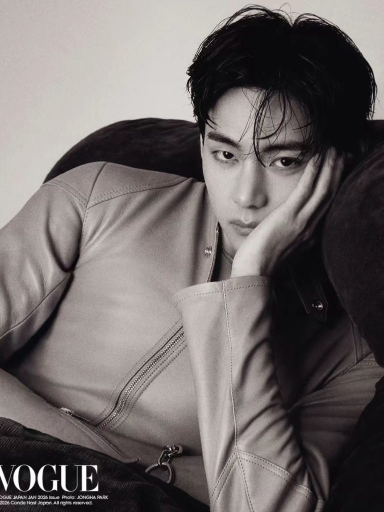 BTS-ийн V Vogue Japan-д CELINE загвар өмсөн нүцгэн цээжтэй гарч, 90-ээд оны уур амьсгалаар шуугиулав 7 BTS-ийн V Vogue Japan-д CELINE загвар өмсөн нүцгэн цээжтэй гарч, 90-ээд оны уур амьсгалаар шуугиулав