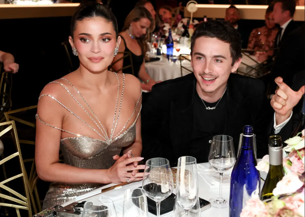 Golden Globes 2026-д Каяли Женнер 100 карат орчим алмазаар гоёж олны анхаарлыг татав 2 Golden Globes 2026-д Каяли Женнер 100 карат орчим алмазаар гоёж олны анхаарлыг татав