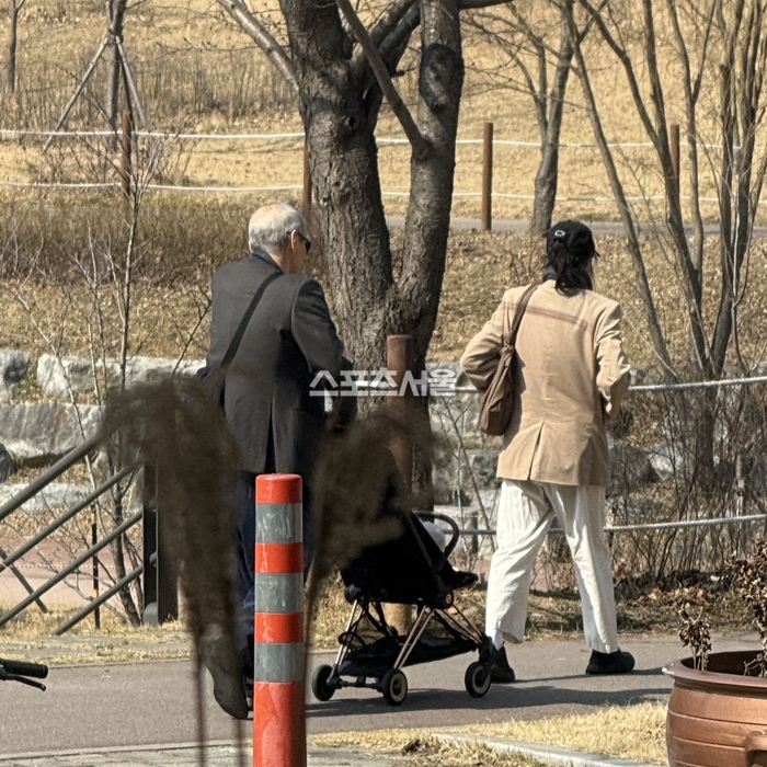 Хон Сан Су, Ким Мин Хи нар хүүтэйгээ хамт олны өмнө харагдав 2 Хон Сан Су, Ким Мин Хи нар хүүтэйгээ хамт олны өмнө харагдав