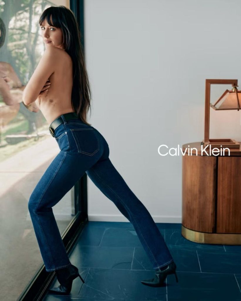 Дакота Жонсон “Calvin Klein”-ийн шинэ сурталчилгаанд оролцож дэлхий даяар шуугиан тарив 3 Дакота Жонсон “Calvin Klein”-ийн шинэ сурталчилгаанд оролцож дэлхий даяар шуугиан тарив