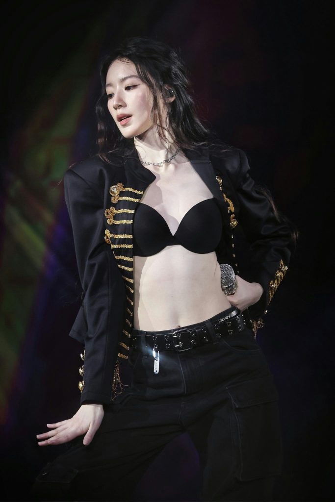 i-dle хамтлагийн Shuhua тайзнаа шинэ дүр төрхөөр гарч ирэв 3 i-dle хамтлагийн Shuhua тайзнаа шинэ дүр төрхөөр гарч ирэв