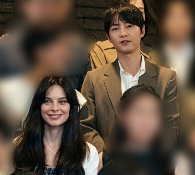 Song Joong Ki эхнэртэйгээ анх удаа олны өмнө гарлаа: Kim So Hyun-ы хариу үйлдэл анхаарал татав 2 Song Joong Ki эхнэртэйгээ анх удаа олны өмнө гарлаа: Kim So Hyun-ы хариу үйлдэл анхаарал татав