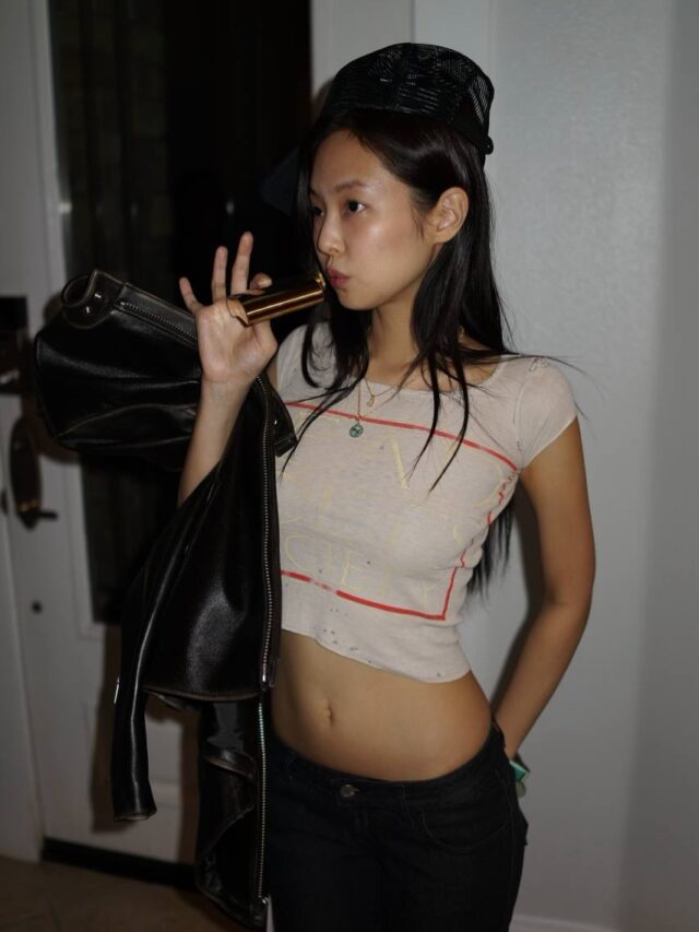 Jennie Coachella-гийн шинэ төрхөөрөө дахин шуугиан тарьж, бүх анхаарлыг өөр дээрээ төвлөрүүлэв 3 Jennie Coachella-гийн шинэ төрхөөрөө дахин шуугиан тарьж, бүх анхаарлыг өөр дээрээ төвлөрүүлэв