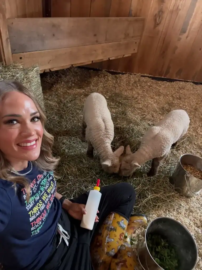 Carrie Underwood тайзнаас ферм рүү: Алдарт дуучны нууцлаг энгийн амьдрал 2 Carrie Underwood тайзнаас ферм рүү: Алдарт дуучны нууцлаг энгийн амьдрал