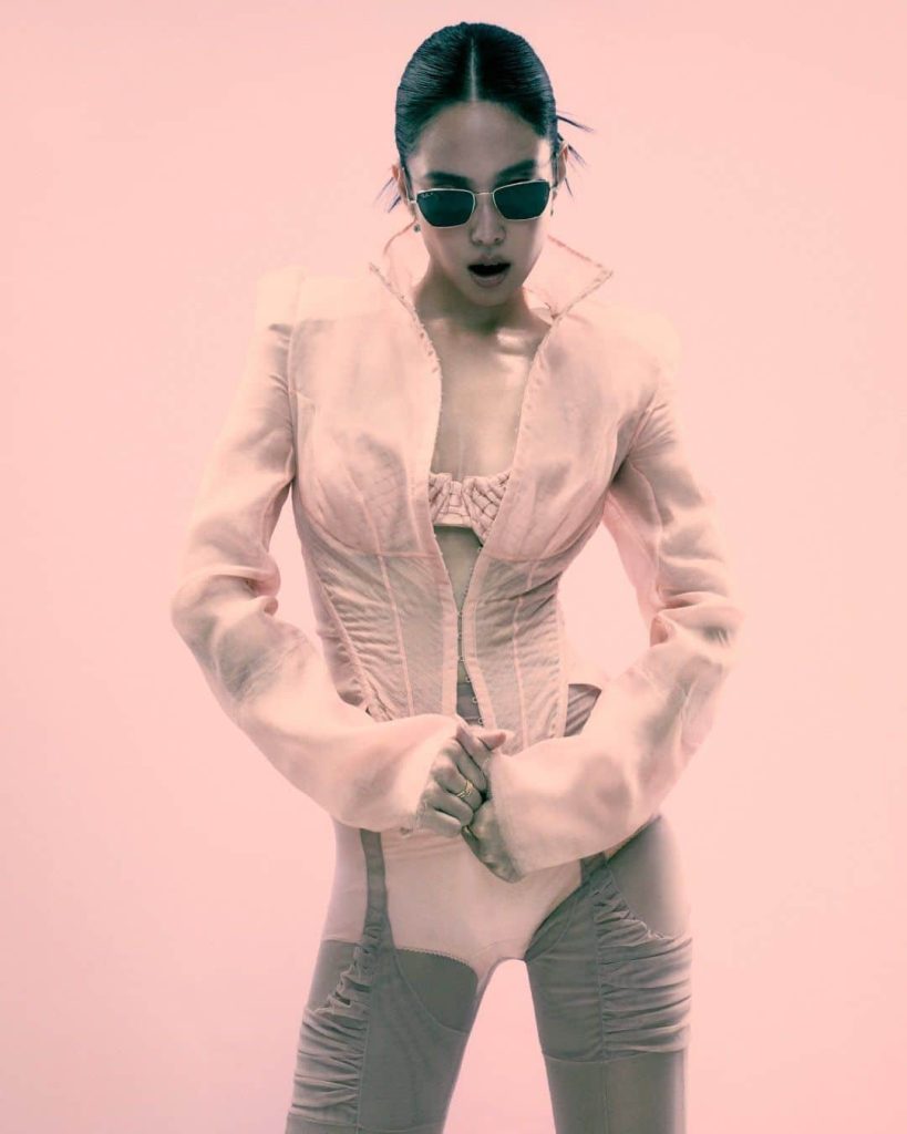 BLACKPINK-ийн Женни Ray-Ban брэндийн төлөөлөгч боллоо 3 BLACKPINK-ийн Женни Ray-Ban брэндийн төлөөлөгч боллоо