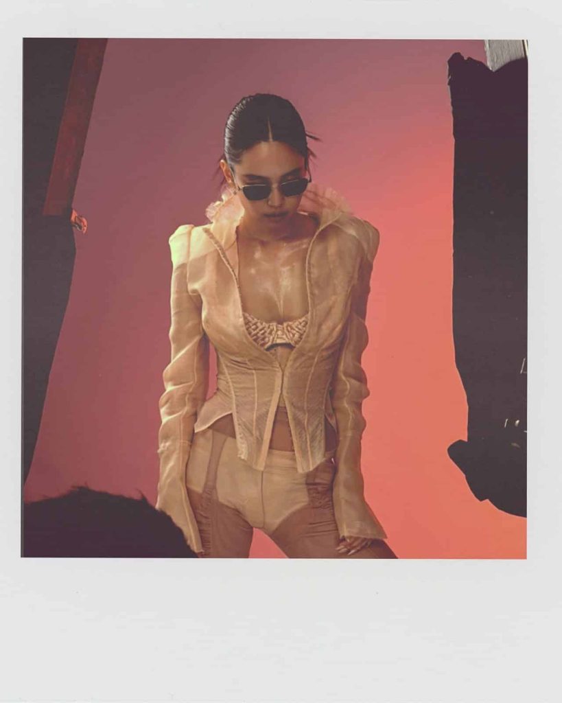 BLACKPINK-ийн Женни Ray-Ban брэндийн төлөөлөгч боллоо 4 BLACKPINK-ийн Женни Ray-Ban брэндийн төлөөлөгч боллоо