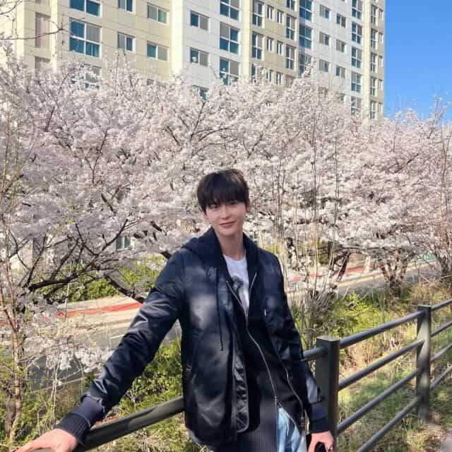 Ли Жон Сок IU-тай хамт байсан уу: Түүний шинэ Instagram пост фенүүдийг шуугиулж байна 2 Ли Жон Сок IU-тай хамт байсан уу: Түүний шинэ Instagram пост фенүүдийг шуугиулж байна