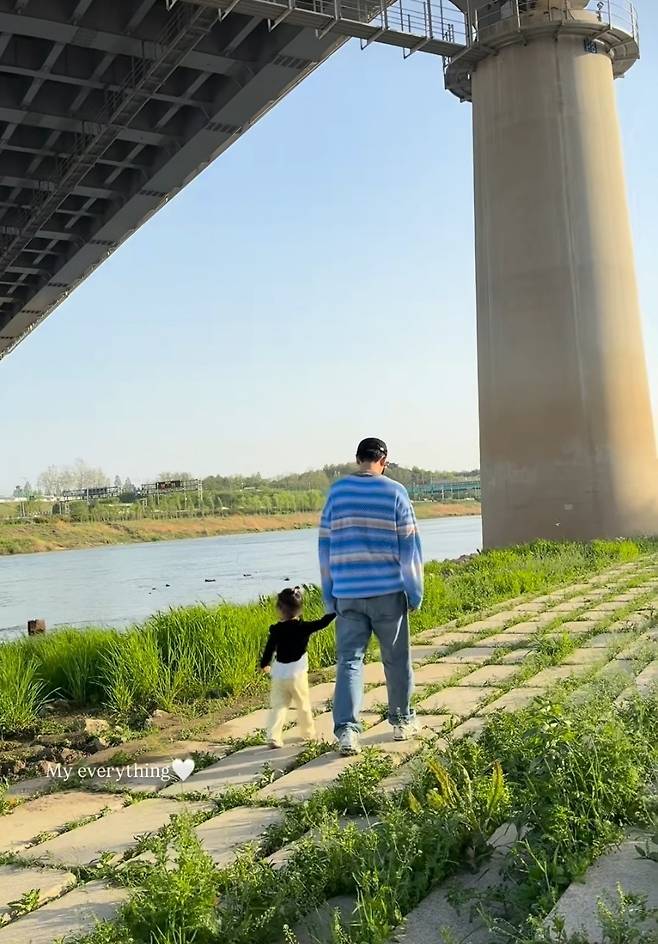 Ли Сын Ги ба Ли Да Ин нарын гэр бүлийн халуун дулаан мөч: “Миний бүх зүйл” 3 Ли Сын Ги ба Ли Да Ин нарын гэр бүлийн халуун дулаан мөч: “Миний бүх зүйл”