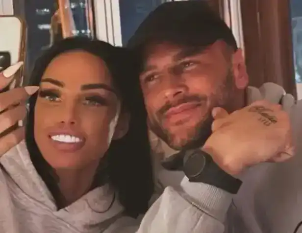 Katie Price-ийн нөхөр Lee Andrews сураггүй болж, гэр бүлийнхэн нь ноцтой мэдэгдэл хийв 2 Katie Price-ийн нөхөр Lee Andrews сураггүй болж, гэр бүлийнхэн нь ноцтой мэдэгдэл хийв