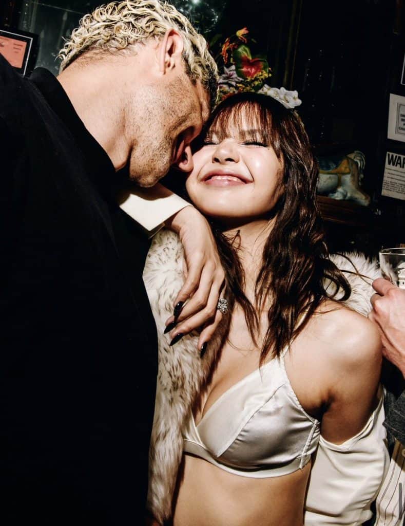 BLACKPINK-ийн Lisa Met Gala after-party дээр эрэгтэй алдартантай ойр харагдаж, фенүүдийг шоконд оруулав 2 BLACKPINK-ийн Lisa Met Gala after-party дээр эрэгтэй алдартантай ойр харагдаж, фенүүдийг шоконд оруулав