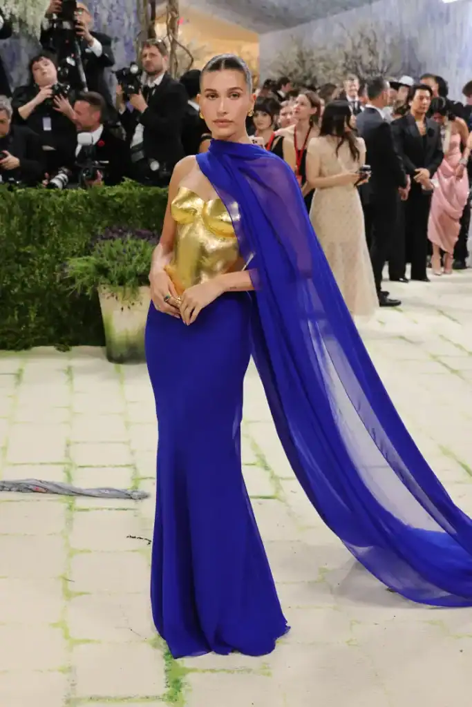 Met Gala-ийн хамгийн бүтэлгүй 13 төрх: Heidi Klum “хөшөө” болж, Gigi Hadid “нүцгэн” даашинзаар шүүмжлүүлэв 3 Met Gala-ийн хамгийн бүтэлгүй 13 төрх: Heidi Klum “хөшөө” болж, Gigi Hadid “нүцгэн” даашинзаар шүүмжлүүлэв