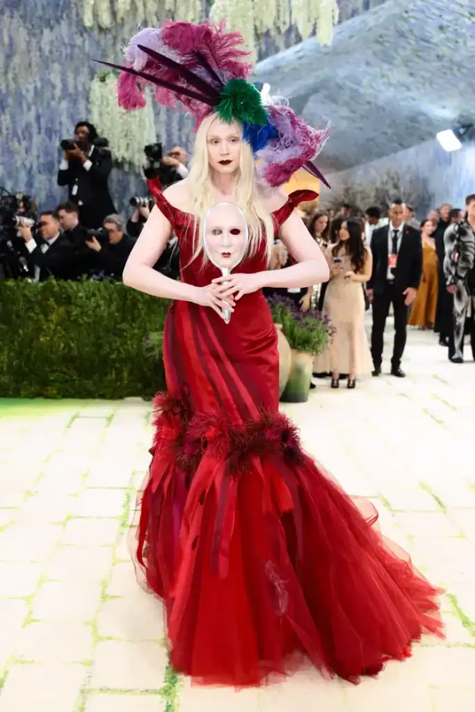 Met Gala-ийн хамгийн хачирхалтай 10 төрх: Люк Эвансын “BDSM” хэв маяг ба Лена Махфуфын хиймэл цээж 3 Met Gala-ийн хамгийн хачирхалтай 10 төрх: Люк Эвансын “BDSM” хэв маяг ба Лена Махфуфын хиймэл цээж