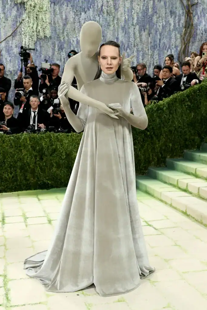 Met Gala-ийн хамгийн хачирхалтай 10 төрх: Люк Эвансын “BDSM” хэв маяг ба Лена Махфуфын хиймэл цээж 6 Met Gala-ийн хамгийн хачирхалтай 10 төрх: Люк Эвансын “BDSM” хэв маяг ба Лена Махфуфын хиймэл цээж