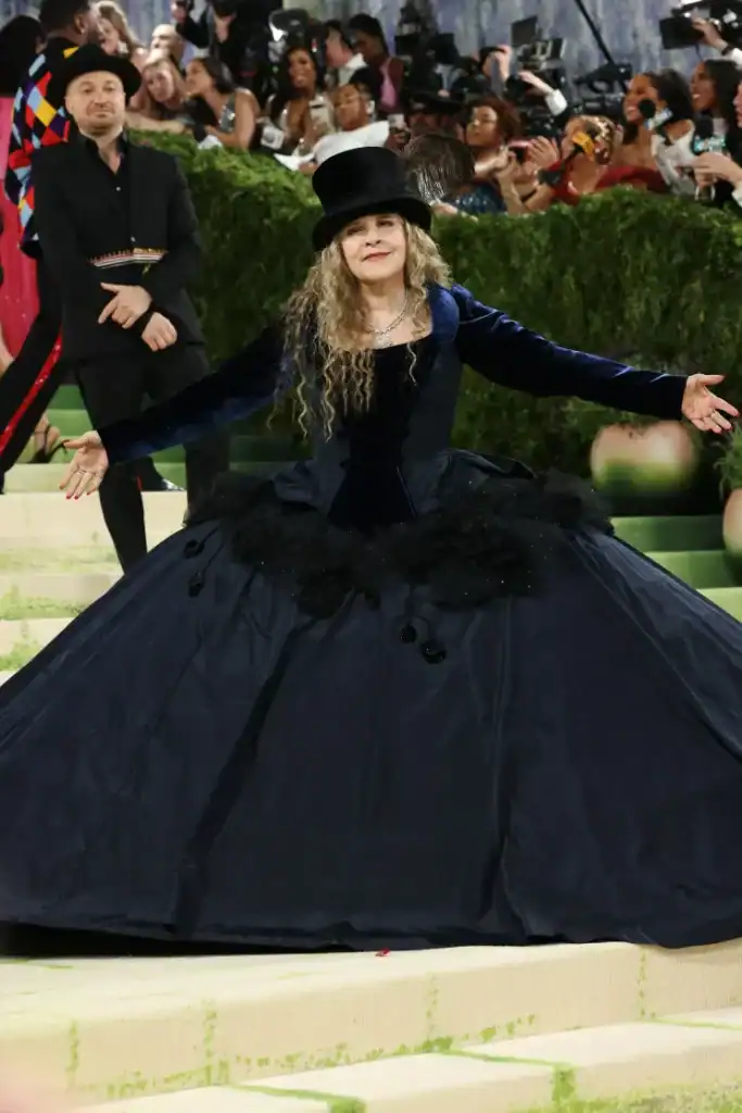 Met Gala-ийн хамгийн хачирхалтай 10 төрх: Люк Эвансын “BDSM” хэв маяг ба Лена Махфуфын хиймэл цээж 9 Met Gala-ийн хамгийн хачирхалтай 10 төрх: Люк Эвансын “BDSM” хэв маяг ба Лена Махфуфын хиймэл цээж