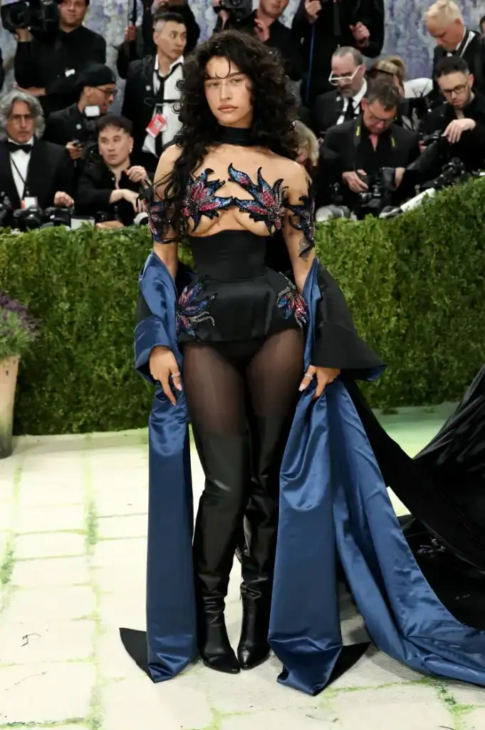 Met Gala-ийн хамгийн бүтэлгүй 13 төрх: Heidi Klum “хөшөө” болж, Gigi Hadid “нүцгэн” даашинзаар шүүмжлүүлэв 6 Met Gala-ийн хамгийн бүтэлгүй 13 төрх: Heidi Klum “хөшөө” болж, Gigi Hadid “нүцгэн” даашинзаар шүүмжлүүлэв