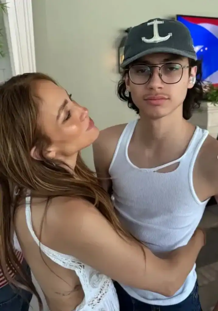 Jennifer Lopez хоёр сар нулимстай явснаа илчиллээ: хүүхдүүд нь гэрээсээ явах гэж байна 2 Jennifer Lopez хоёр сар нулимстай явснаа илчиллээ: хүүхдүүд нь гэрээсээ явах гэж байна