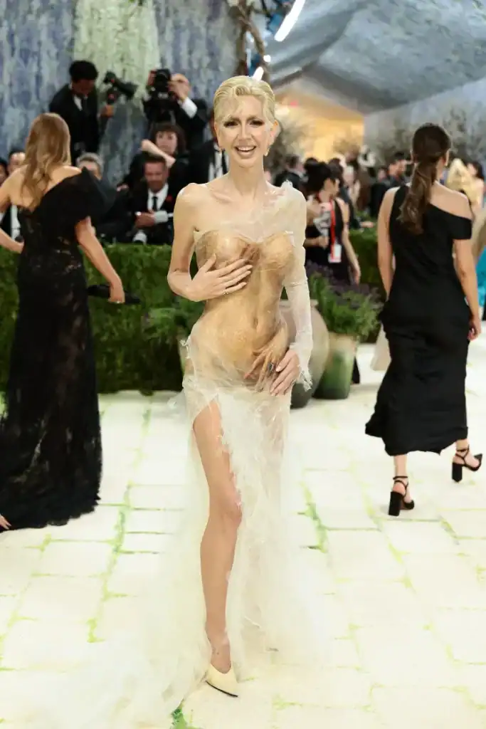 Met Gala-ийн хамгийн бүтэлгүй 13 төрх: Heidi Klum “хөшөө” болж, Gigi Hadid “нүцгэн” даашинзаар шүүмжлүүлэв 9 Met Gala-ийн хамгийн бүтэлгүй 13 төрх: Heidi Klum “хөшөө” болж, Gigi Hadid “нүцгэн” даашинзаар шүүмжлүүлэв