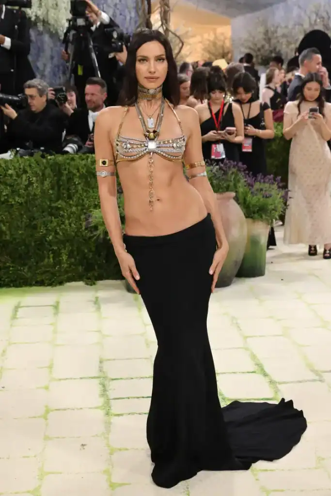 Met Gala-ийн шилдэг 14 төрх: Irina Shayk гялалзаж, Kylie Jenner “тайлсан” даашинзаар шуугиулав 3 Met Gala-ийн шилдэг 14 төрх: Irina Shayk гялалзаж, Kylie Jenner “тайлсан” даашинзаар шуугиулав