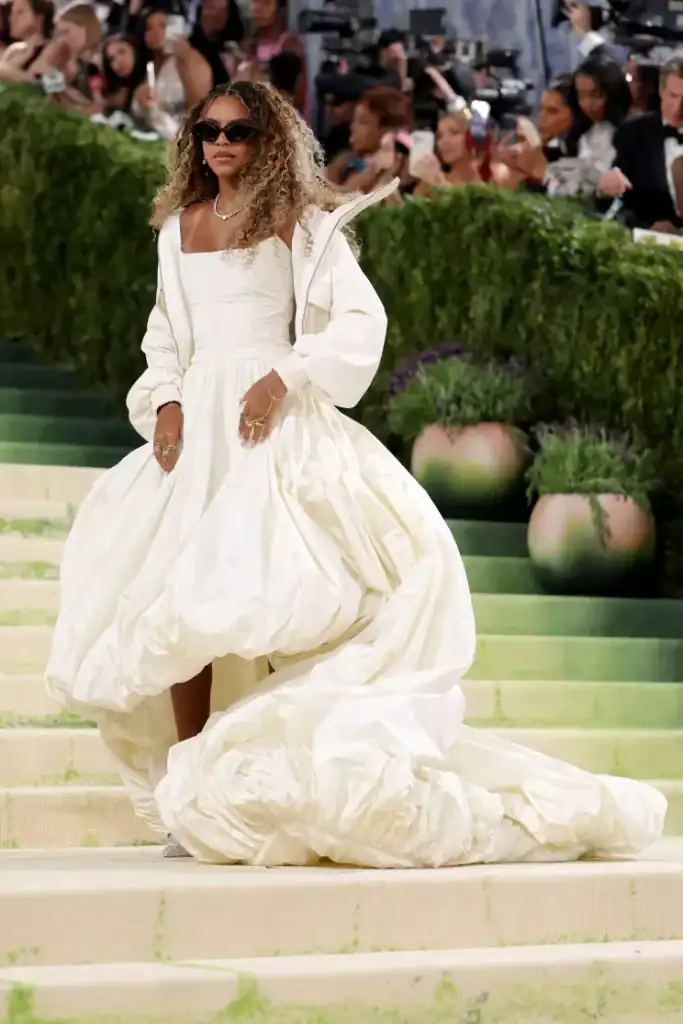 Beyoncé-ийн 14 настай охин Met Gala-д анх удаа гарч, улаан хивсийг шуугиулав 3 Beyoncé-ийн 14 настай охин Met Gala-д анх удаа гарч, улаан хивсийг шуугиулав