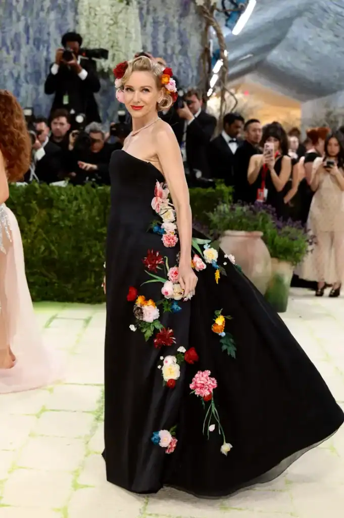 Met Gala-ийн шилдэг 14 төрх: Irina Shayk гялалзаж, Kylie Jenner “тайлсан” даашинзаар шуугиулав 6 Met Gala-ийн шилдэг 14 төрх: Irina Shayk гялалзаж, Kylie Jenner “тайлсан” даашинзаар шуугиулав