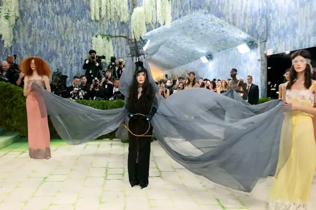 Met Gala-ийн шилдэг 14 төрх: Irina Shayk гялалзаж, Kylie Jenner “тайлсан” даашинзаар шуугиулав 12 Met Gala-ийн шилдэг 14 төрх: Irina Shayk гялалзаж, Kylie Jenner “тайлсан” даашинзаар шуугиулав