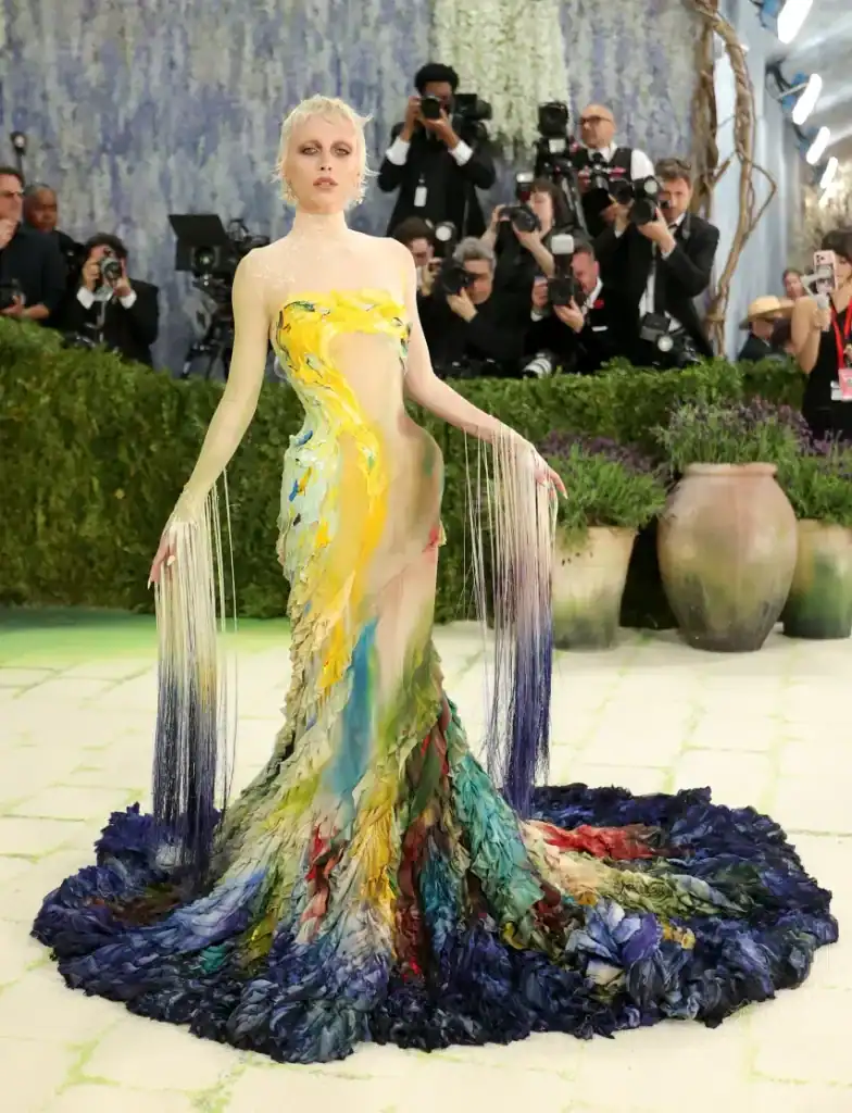 Met Gala-ийн шилдэг 14 төрх: Irina Shayk гялалзаж, Kylie Jenner “тайлсан” даашинзаар шуугиулав 2 Met Gala-ийн шилдэг 14 төрх: Irina Shayk гялалзаж, Kylie Jenner “тайлсан” даашинзаар шуугиулав