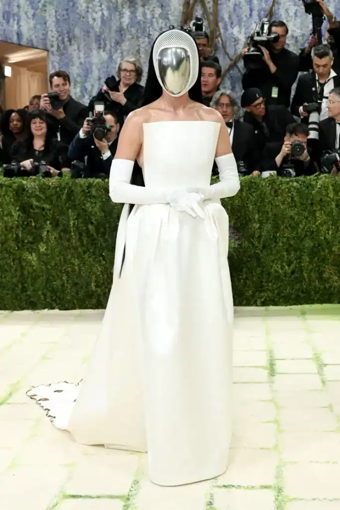 Met Gala-ийн шилдэг 14 төрх: Irina Shayk гялалзаж, Kylie Jenner “тайлсан” даашинзаар шуугиулав 5 Met Gala-ийн шилдэг 14 төрх: Irina Shayk гялалзаж, Kylie Jenner “тайлсан” даашинзаар шуугиулав
