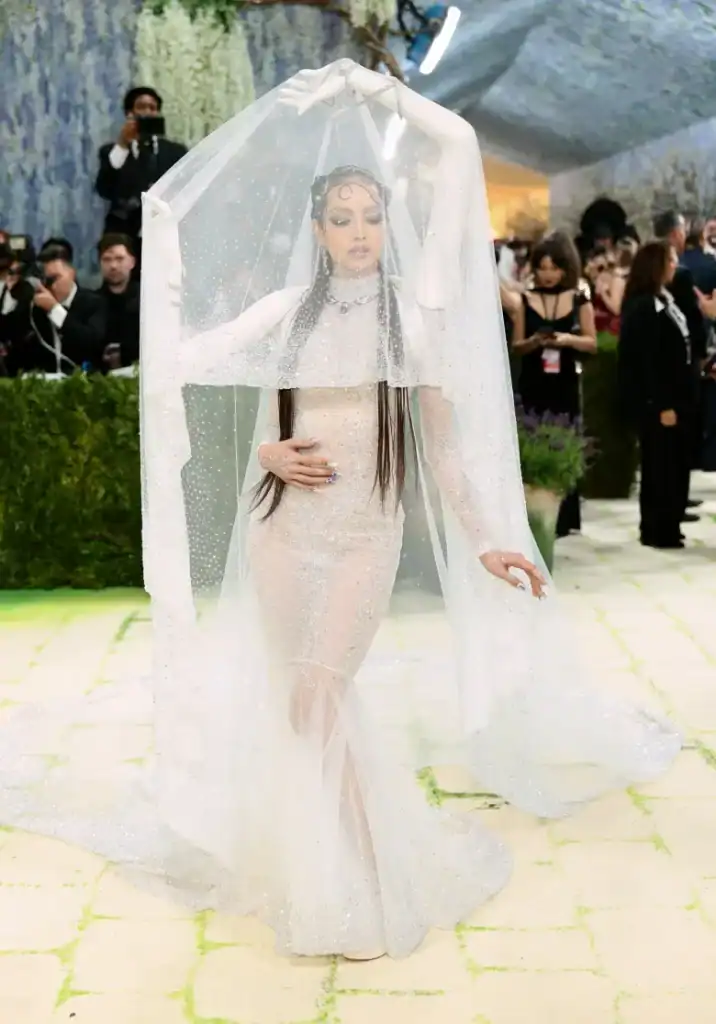 Met Gala-ийн шилдэг 14 төрх: Irina Shayk гялалзаж, Kylie Jenner “тайлсан” даашинзаар шуугиулав 8 Met Gala-ийн шилдэг 14 төрх: Irina Shayk гялалзаж, Kylie Jenner “тайлсан” даашинзаар шуугиулав
