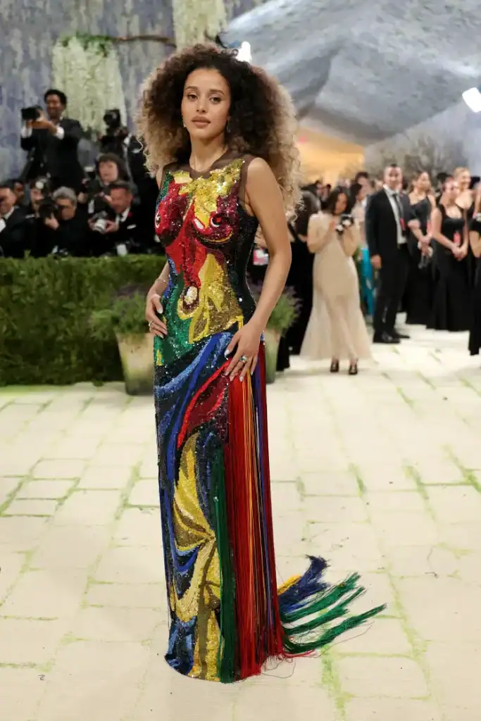 Met Gala-ийн шилдэг 14 төрх: Irina Shayk гялалзаж, Kylie Jenner “тайлсан” даашинзаар шуугиулав 11 Met Gala-ийн шилдэг 14 төрх: Irina Shayk гялалзаж, Kylie Jenner “тайлсан” даашинзаар шуугиулав