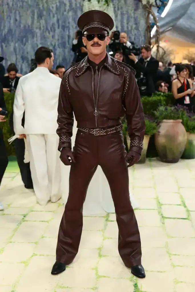 Met Gala-ийн хамгийн хачирхалтай 10 төрх: Люк Эвансын “BDSM” хэв маяг ба Лена Махфуфын хиймэл цээж 2 Met Gala-ийн хамгийн хачирхалтай 10 төрх: Люк Эвансын “BDSM” хэв маяг ба Лена Махфуфын хиймэл цээж