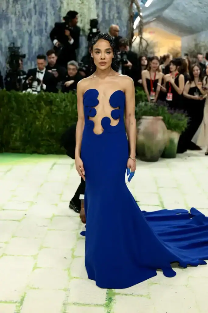 Met Gala-ийн хамгийн хачирхалтай 10 төрх: Люк Эвансын “BDSM” хэв маяг ба Лена Махфуфын хиймэл цээж 5 Met Gala-ийн хамгийн хачирхалтай 10 төрх: Люк Эвансын “BDSM” хэв маяг ба Лена Махфуфын хиймэл цээж