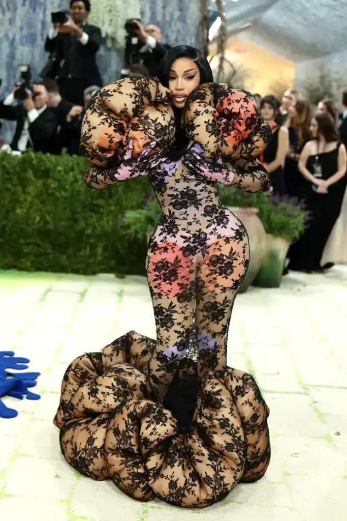 Met Gala-ийн хамгийн бүтэлгүй 13 төрх: Heidi Klum “хөшөө” болж, Gigi Hadid “нүцгэн” даашинзаар шүүмжлүүлэв 4 Met Gala-ийн хамгийн бүтэлгүй 13 төрх: Heidi Klum “хөшөө” болж, Gigi Hadid “нүцгэн” даашинзаар шүүмжлүүлэв