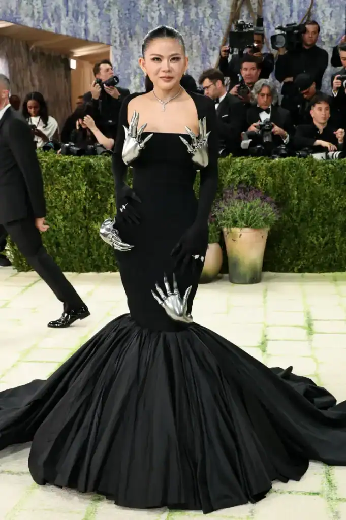 Met Gala-ийн хамгийн хачирхалтай 10 төрх: Люк Эвансын “BDSM” хэв маяг ба Лена Махфуфын хиймэл цээж 7 Met Gala-ийн хамгийн хачирхалтай 10 төрх: Люк Эвансын “BDSM” хэв маяг ба Лена Махфуфын хиймэл цээж