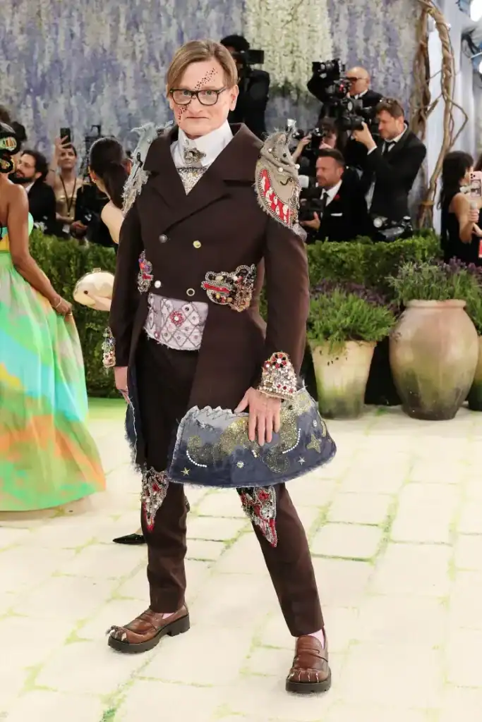 Met Gala-ийн хамгийн хачирхалтай 10 төрх: Люк Эвансын “BDSM” хэв маяг ба Лена Махфуфын хиймэл цээж 10 Met Gala-ийн хамгийн хачирхалтай 10 төрх: Люк Эвансын “BDSM” хэв маяг ба Лена Махфуфын хиймэл цээж