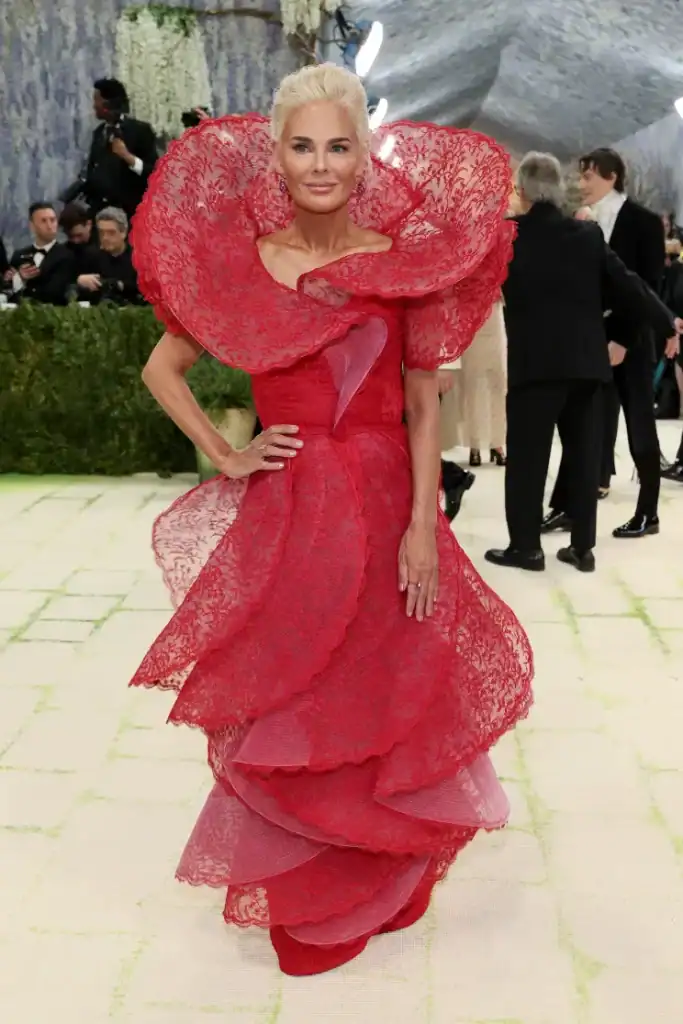 Met Gala-ийн хамгийн бүтэлгүй 13 төрх: Heidi Klum “хөшөө” болж, Gigi Hadid “нүцгэн” даашинзаар шүүмжлүүлэв 10 Met Gala-ийн хамгийн бүтэлгүй 13 төрх: Heidi Klum “хөшөө” болж, Gigi Hadid “нүцгэн” даашинзаар шүүмжлүүлэв