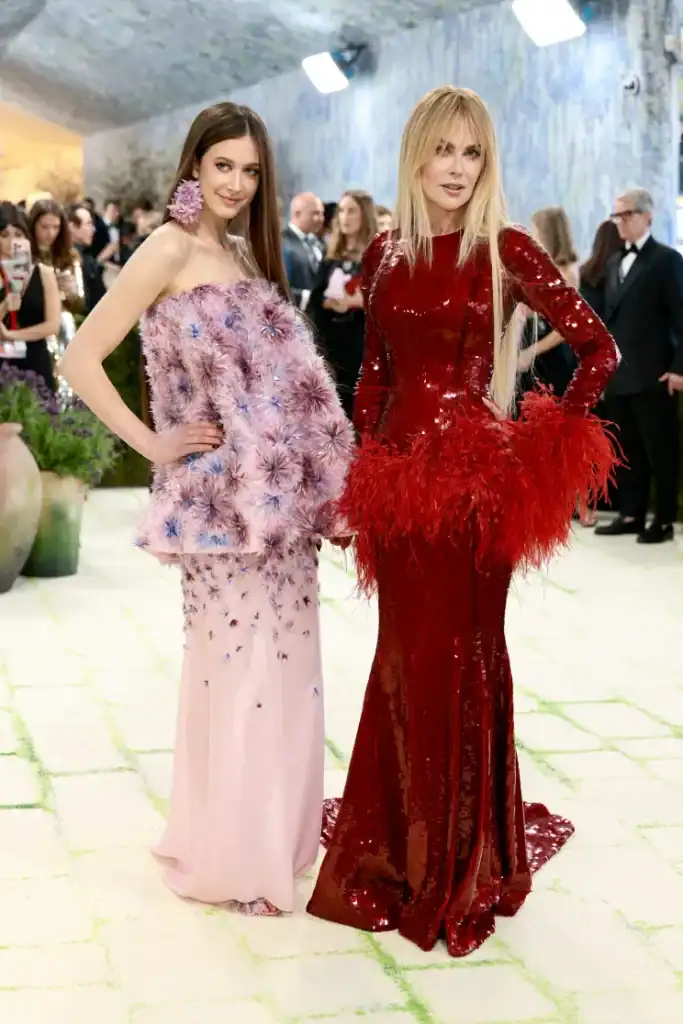 Met Gala-ийн шилдэг 14 төрх: Irina Shayk гялалзаж, Kylie Jenner “тайлсан” даашинзаар шуугиулав 4 Met Gala-ийн шилдэг 14 төрх: Irina Shayk гялалзаж, Kylie Jenner “тайлсан” даашинзаар шуугиулав