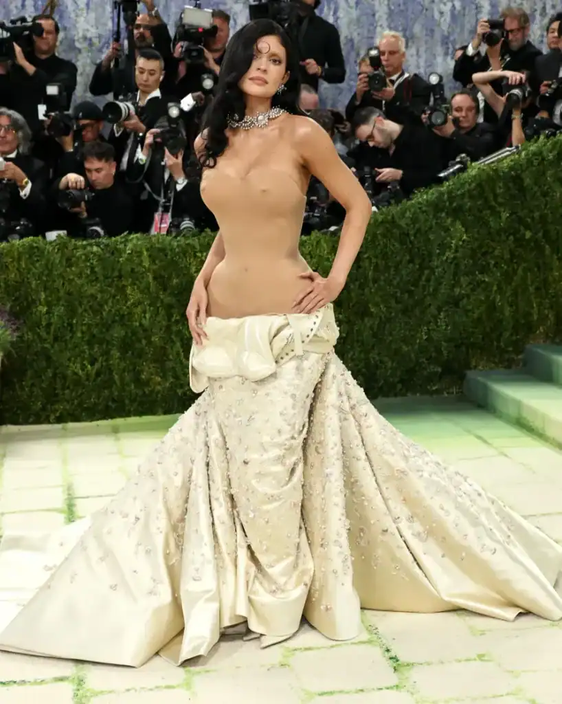 Met Gala-ийн шилдэг 14 төрх: Irina Shayk гялалзаж, Kylie Jenner “тайлсан” даашинзаар шуугиулав 7 Met Gala-ийн шилдэг 14 төрх: Irina Shayk гялалзаж, Kylie Jenner “тайлсан” даашинзаар шуугиулав