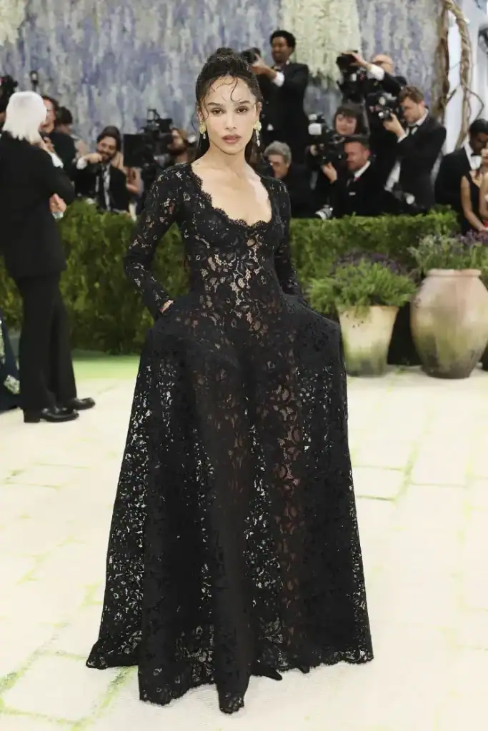 Met Gala-ийн шилдэг 14 төрх: Irina Shayk гялалзаж, Kylie Jenner “тайлсан” даашинзаар шуугиулав 10 Met Gala-ийн шилдэг 14 төрх: Irina Shayk гялалзаж, Kylie Jenner “тайлсан” даашинзаар шуугиулав