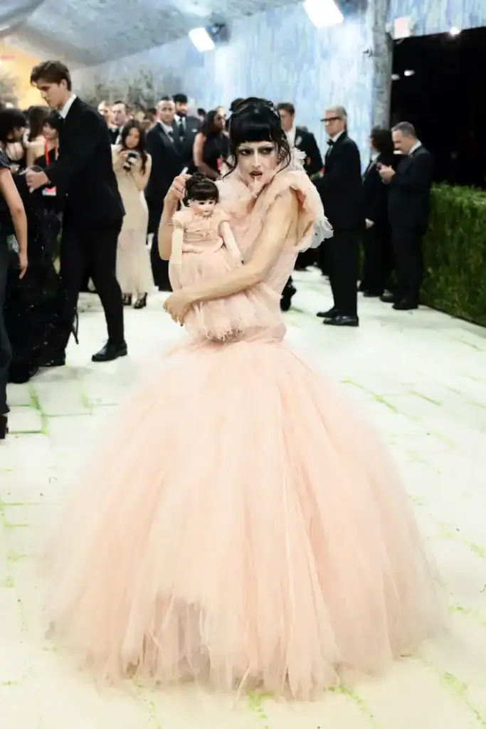 Met Gala-ийн шилдэг 14 төрх: Irina Shayk гялалзаж, Kylie Jenner “тайлсан” даашинзаар шуугиулав 13 Met Gala-ийн шилдэг 14 төрх: Irina Shayk гялалзаж, Kylie Jenner “тайлсан” даашинзаар шуугиулав