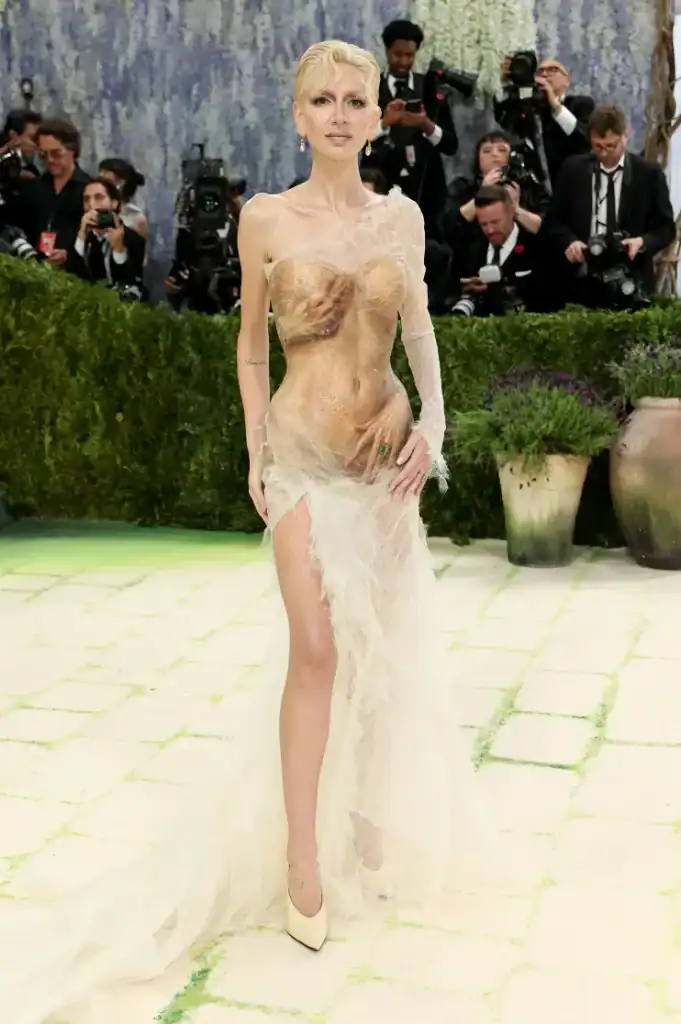 Met Gala-ийн хамгийн хачирхалтай 10 төрх: Люк Эвансын “BDSM” хэв маяг ба Лена Махфуфын хиймэл цээж 4 Met Gala-ийн хамгийн хачирхалтай 10 төрх: Люк Эвансын “BDSM” хэв маяг ба Лена Махфуфын хиймэл цээж