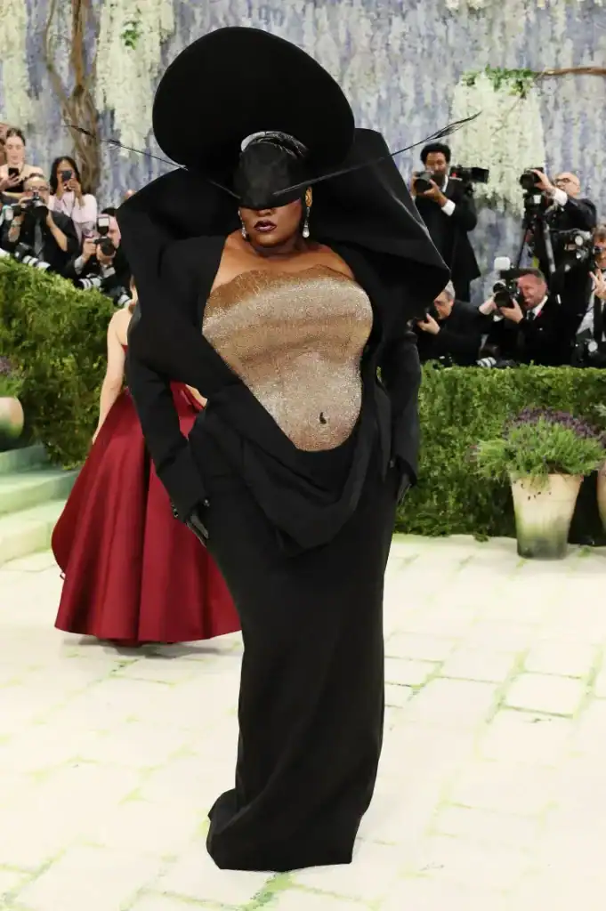 Met Gala-ийн хамгийн хачирхалтай 10 төрх: Люк Эвансын “BDSM” хэв маяг ба Лена Махфуфын хиймэл цээж 11 Met Gala-ийн хамгийн хачирхалтай 10 төрх: Люк Эвансын “BDSM” хэв маяг ба Лена Махфуфын хиймэл цээж