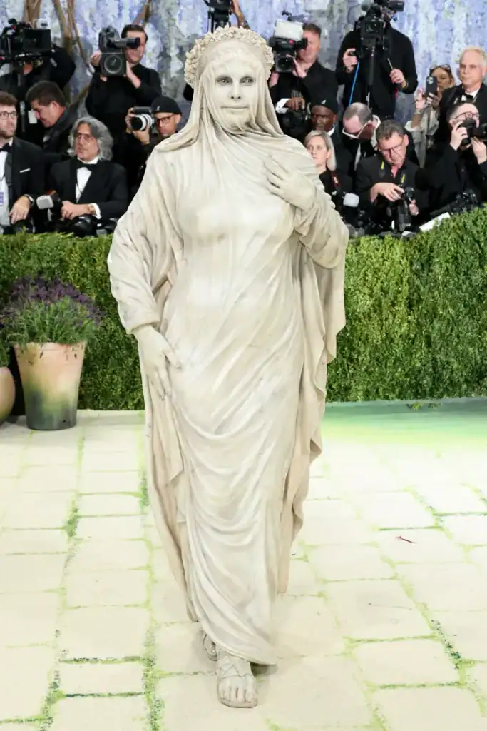 Met Gala-ийн хамгийн бүтэлгүй 13 төрх: Heidi Klum “хөшөө” болж, Gigi Hadid “нүцгэн” даашинзаар шүүмжлүүлэв 2 Met Gala-ийн хамгийн бүтэлгүй 13 төрх: Heidi Klum “хөшөө” болж, Gigi Hadid “нүцгэн” даашинзаар шүүмжлүүлэв