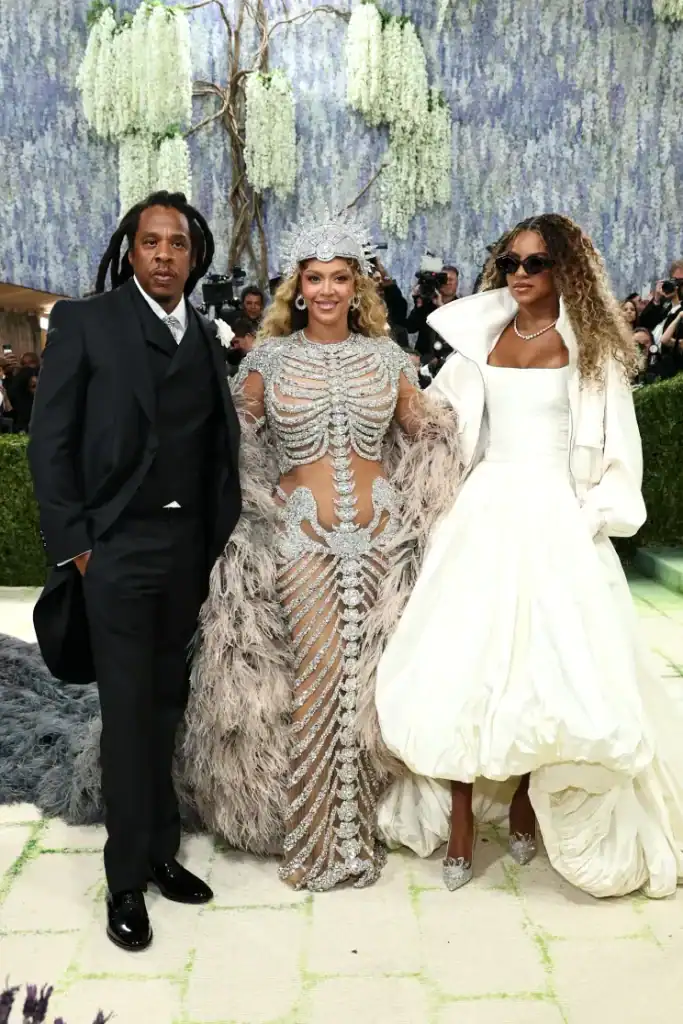 Beyoncé-ийн 14 настай охин Met Gala-д анх удаа гарч, улаан хивсийг шуугиулав 2 Beyoncé-ийн 14 настай охин Met Gala-д анх удаа гарч, улаан хивсийг шуугиулав