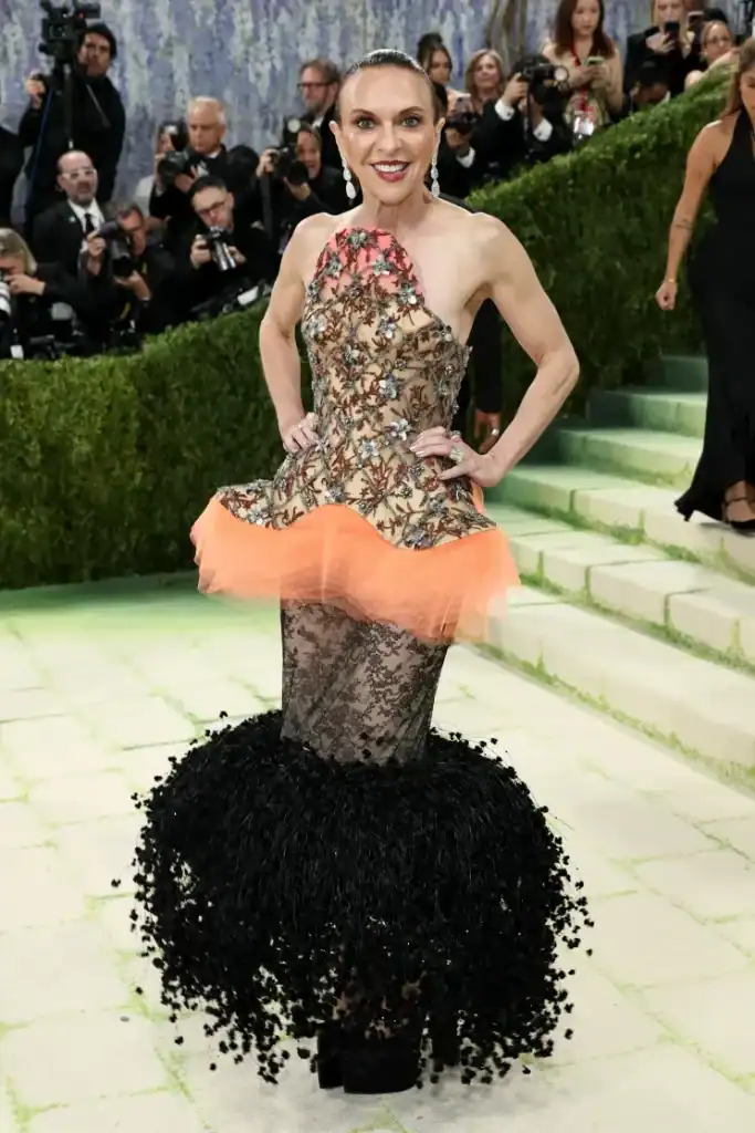 Met Gala-ийн хамгийн бүтэлгүй 13 төрх: Heidi Klum “хөшөө” болж, Gigi Hadid “нүцгэн” даашинзаар шүүмжлүүлэв 11 Met Gala-ийн хамгийн бүтэлгүй 13 төрх: Heidi Klum “хөшөө” болж, Gigi Hadid “нүцгэн” даашинзаар шүүмжлүүлэв