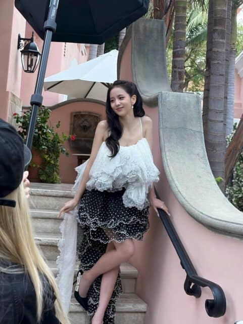 BLACKPINK-ийн Jisoo Dior-ийн шоун дээр огт өөр төрхөөрөө шуугиан тарив 2 BLACKPINK-ийн Jisoo Dior-ийн шоун дээр огт өөр төрхөөрөө шуугиан тарив